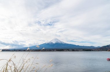Japonya 'daki Kawaguchiko Gölü' nde Fuji Dağı..