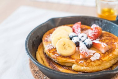 taze çilek yaban mersini ve muz ile gözleme 