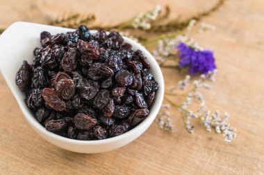 kabın içinde siyah kuru üzüm