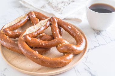 tuzlu kraker ekmek plaka üzerinde