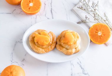 Turuncu plaka üzerinde tart