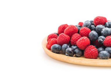 taze yaban mersini ve rasberry beyaz