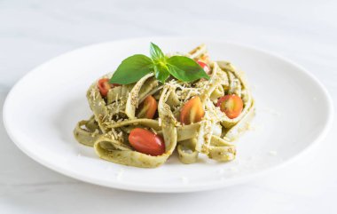 ıspanak fettuccine domates ile