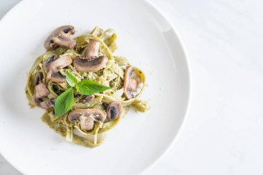 Mantarlı ıspanak fettuccine