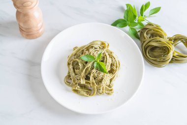 ıspanak fettuccine plaka üzerinde