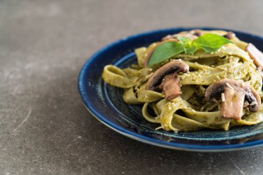 Mantarlı ıspanak fettuccine