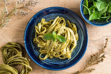 ıspanak fettuccine plaka üzerinde