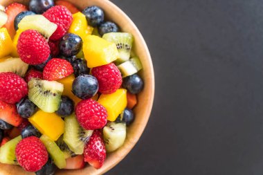 karışık taze meyve (çilek, ahududu, yaban mersini, kivi, mang