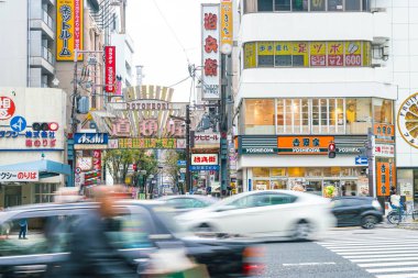 Osaka, Japonya - 19 Kasım 2016: Bir grup insan shopp için yürüyüş