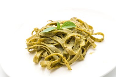 ıspanak fettuccine plaka üzerinde