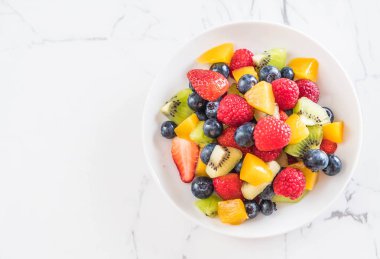 karışık taze meyve (çilek, ahududu, yaban mersini, kivi, mang