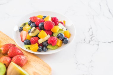 karışık taze meyve (çilek, ahududu, yaban mersini, kivi, mang