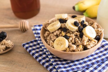 Granola muz, Kuru üzüm ve süt ile 