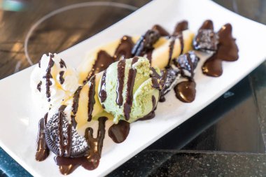 dondurma ve çırpılmış kremalı krep