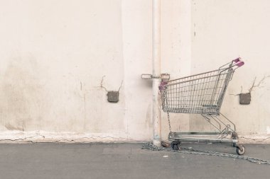 beyaz duvar ile alışveriş sepeti