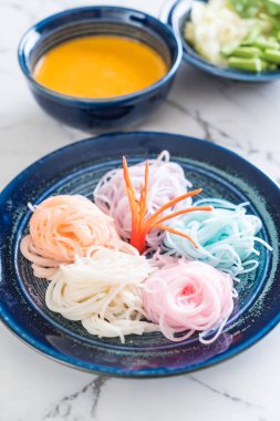 erişte ile balık köri sos ve sebze