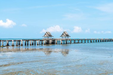 Deniz kumsalda köşk