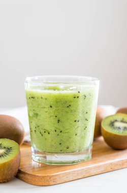 Sağlıklı taze kivi smoothie cam