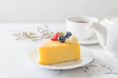 peynirli kek çilek ve yaban mersini