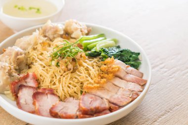 Yumurta noodle kırmızı kızarmış domuz, gevrek domuz eti, köfte ve çorba ile 