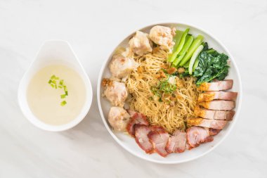 Yumurta noodle kırmızı kızarmış domuz, gevrek domuz eti, köfte ve çorba ile 