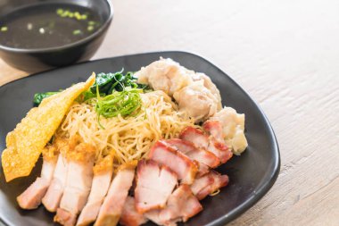 Yumurta noodle kırmızı kızarmış domuz, gevrek domuz eti, köfte ve çorba ile 