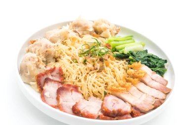 Yumurta noodle kırmızı kızarmış domuz, gevrek domuz eti ve köfte ile