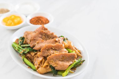 soya sosu ve domuz kızarmış noodle 