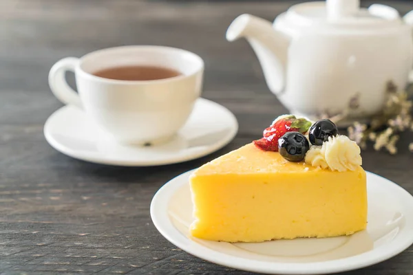 stock image cheese cake with strawberry and blueberries