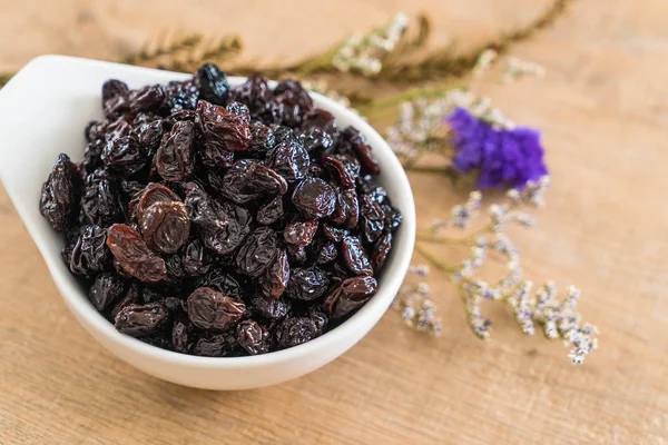 kabın içinde siyah kuru üzüm