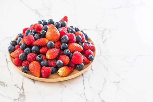 taze yaban mersini, çilek ve rasberry 