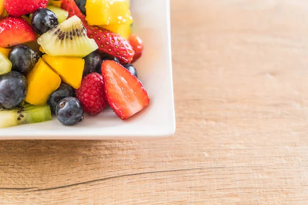Blandad färsk frukt (jordgubbar, hallon, blåbär, kiwi, mang — Stockfoto