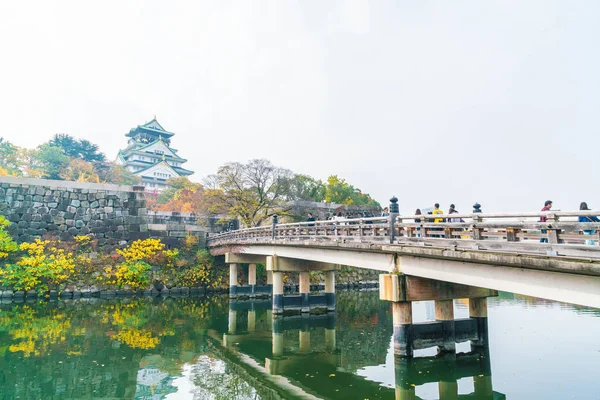 Osaka, Japonya - Kasım 20: Osaka Kalesi Park'ta kalabalık ziyaretçi. Ben