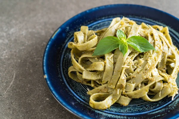 ıspanak fettuccine plaka üzerinde