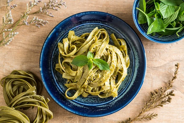 ıspanak fettuccine plaka üzerinde