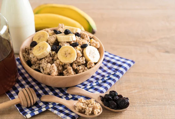 Granola muz, Kuru üzüm ve süt ile 