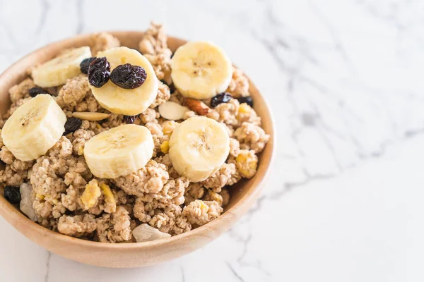 Granola muz, Kuru üzüm ve süt ile 