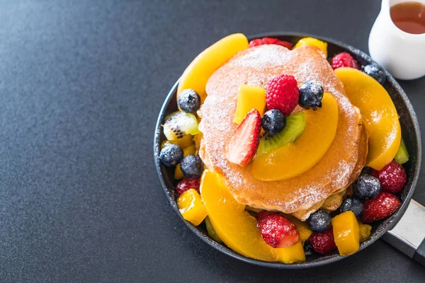 Panqueca com frutas de mistura — Fotografia de Stock