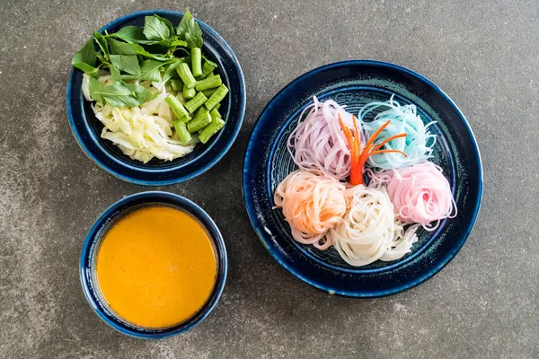 erişte ile balık köri sos ve sebze