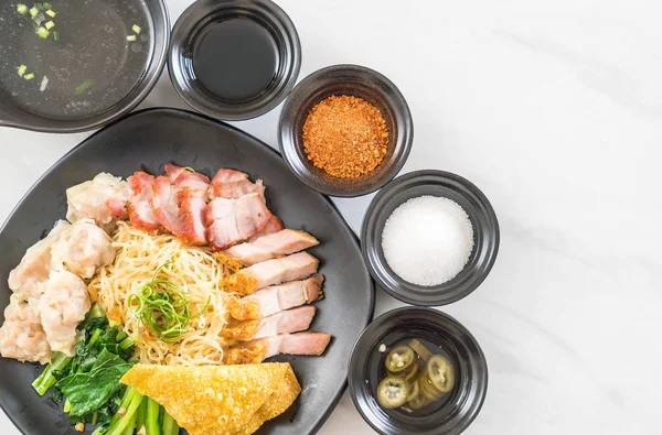 Yumurta noodle kırmızı kızarmış domuz, gevrek domuz eti, köfte ve çorba ile 