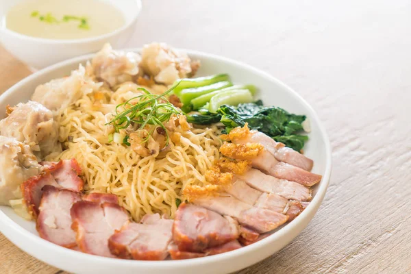 Yumurta noodle kırmızı kızarmış domuz, gevrek domuz eti, köfte ve çorba ile 