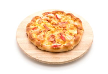Beyaz arka plan üzerinde izole pizza hawaiian deniz ürünleri 