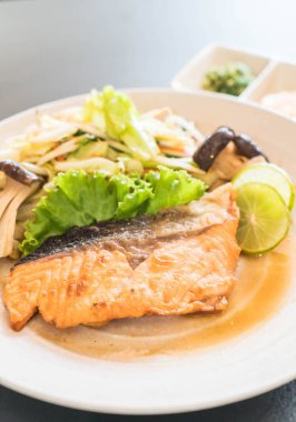 sebze ile kızarmış som balığı biftek