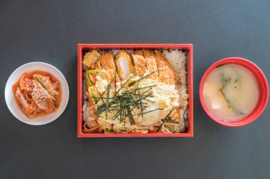 Kızarmış pirzola domuz (katsudon)  