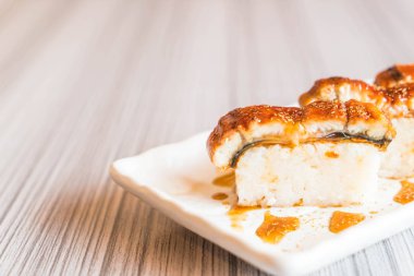 yılan balığı (unagi suşi)