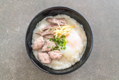 domuz eti ve yumurta ile pirinç lapası