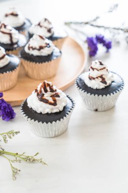 krem şanti ile çikolatalı kek