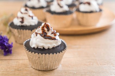 krem şanti ile çikolatalı kek