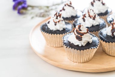 krem şanti ile çikolatalı kek