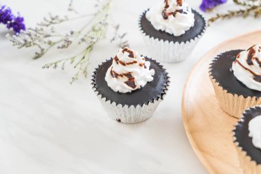 krem şanti ile çikolatalı kek